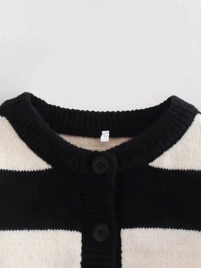 Effortlessly Elegant Sweater with a Timeless Design