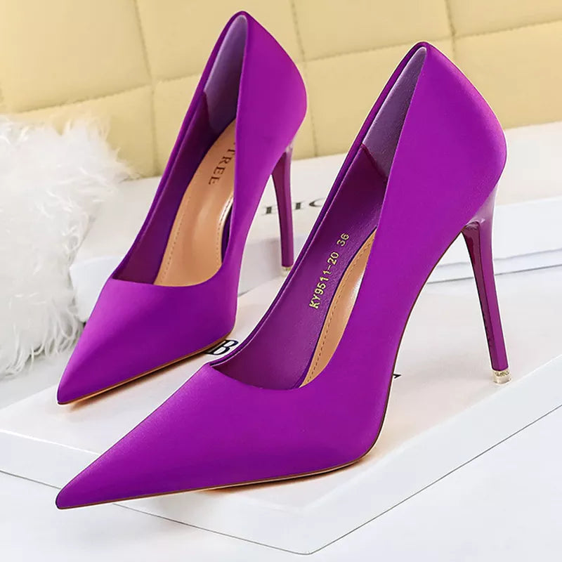 Effortlessly Elegant Heels with a Timeless Design