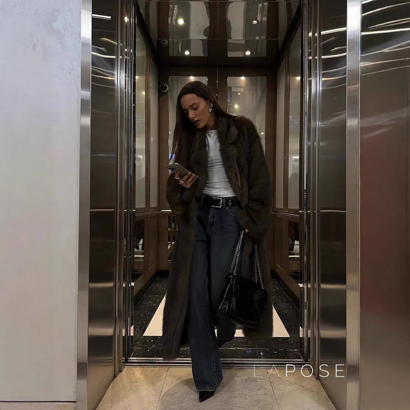 Well Tailored Coat with a Graceful Silhouette