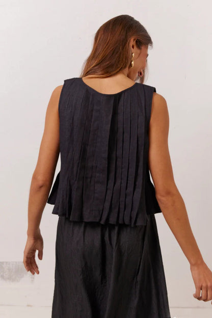 Classic Vintage Shirt with a Flattering Fit