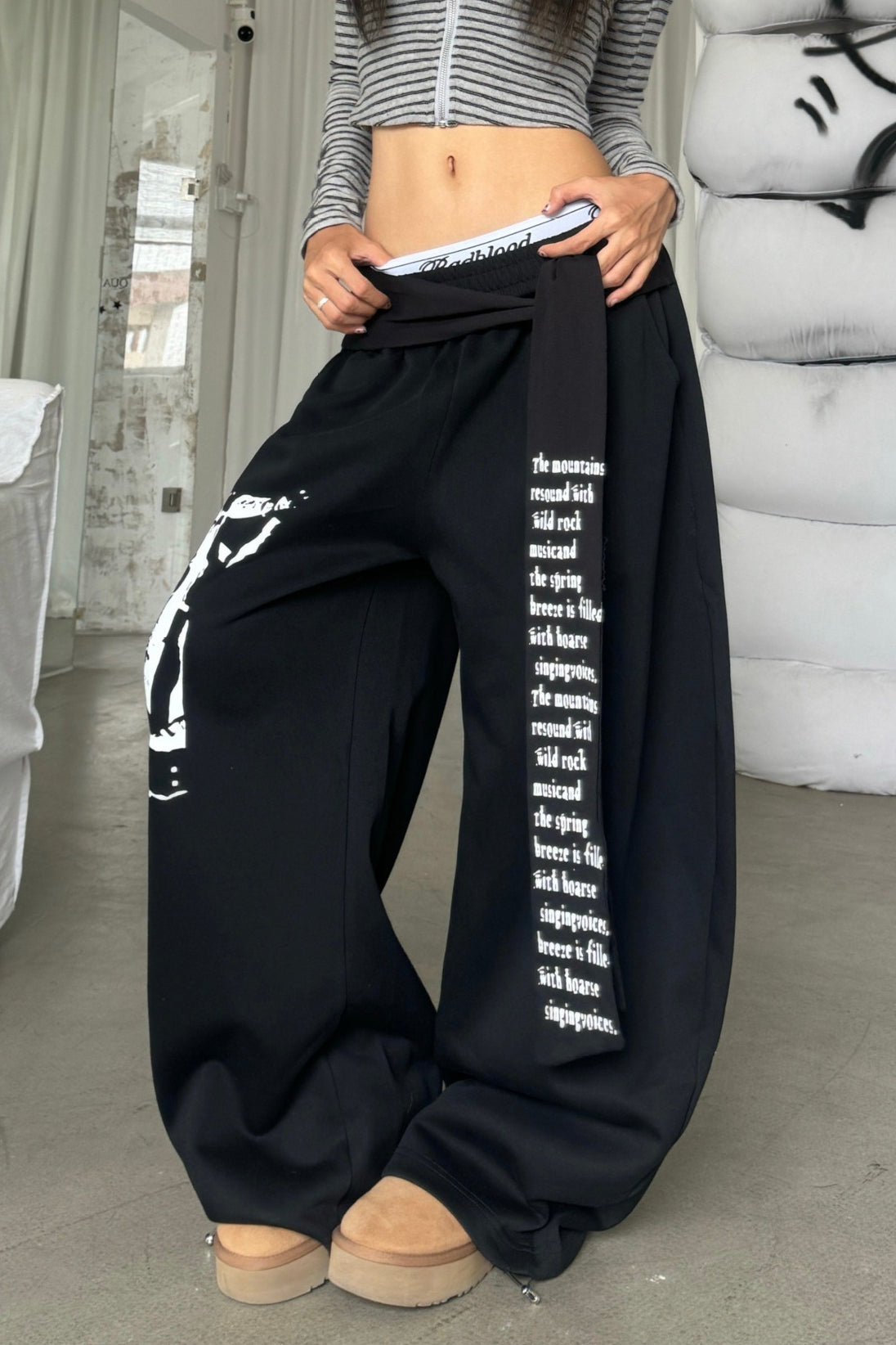 Effortlessly Elegant Pants with a Timeless Design