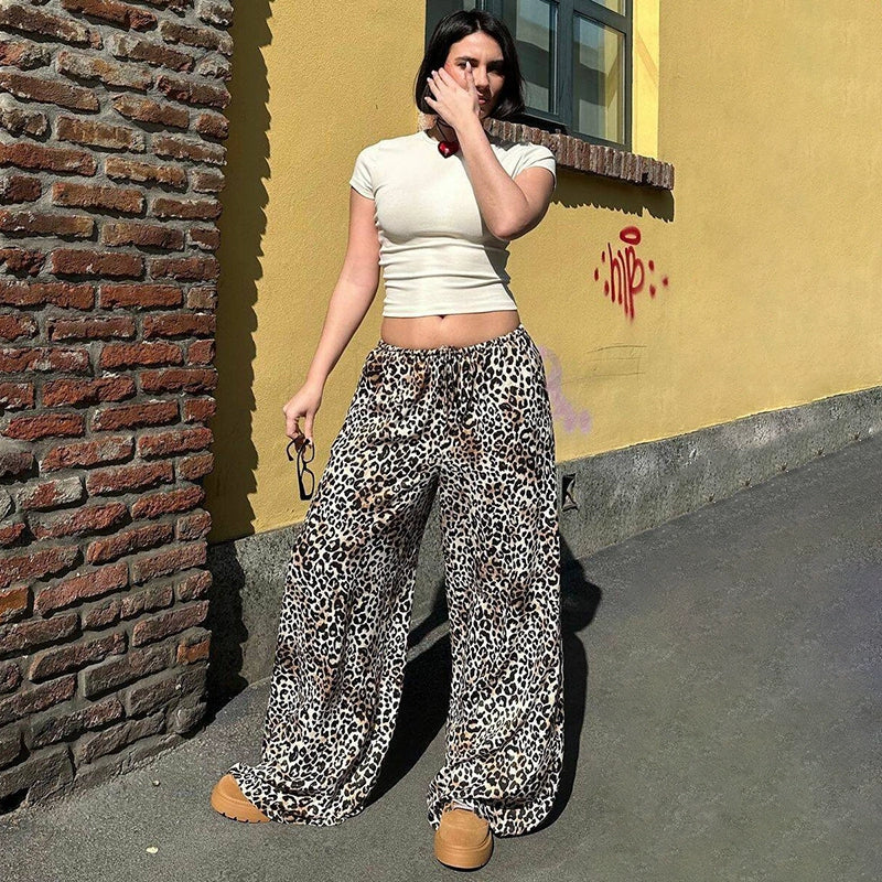 Effortlessly Elegant Pants with a Timeless Design
