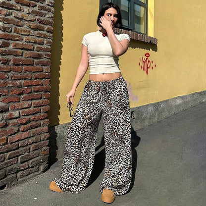 Effortlessly Elegant Pants with a Timeless Design