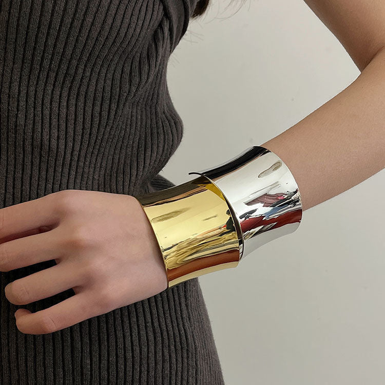 Effortlessly Elegant Garment with a Timeless Design