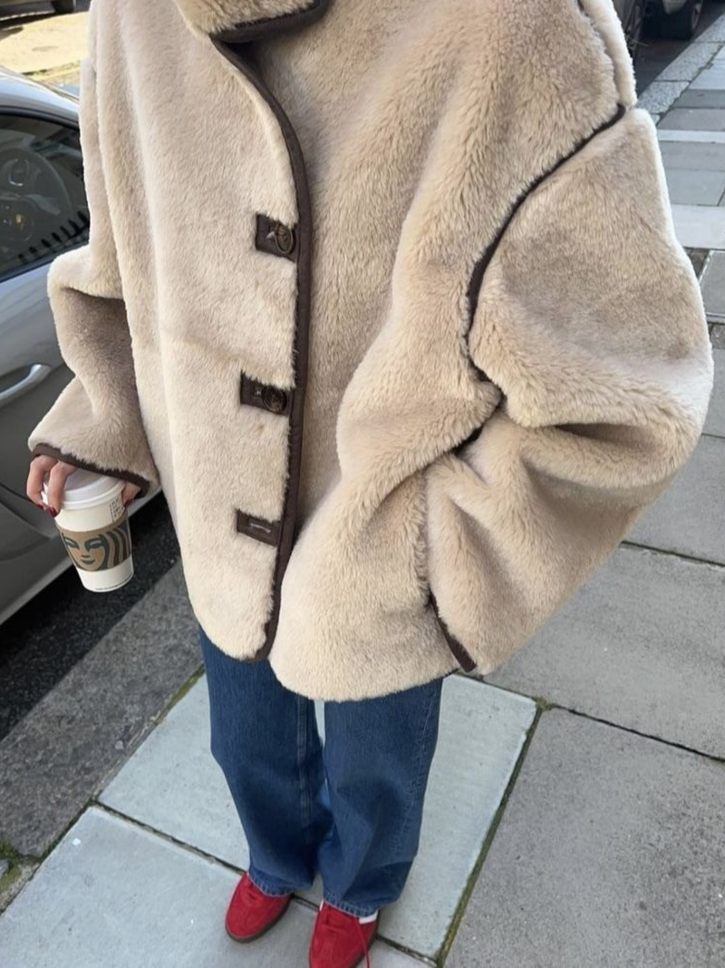 Effortlessly Elegant Coat with a Timeless Design
