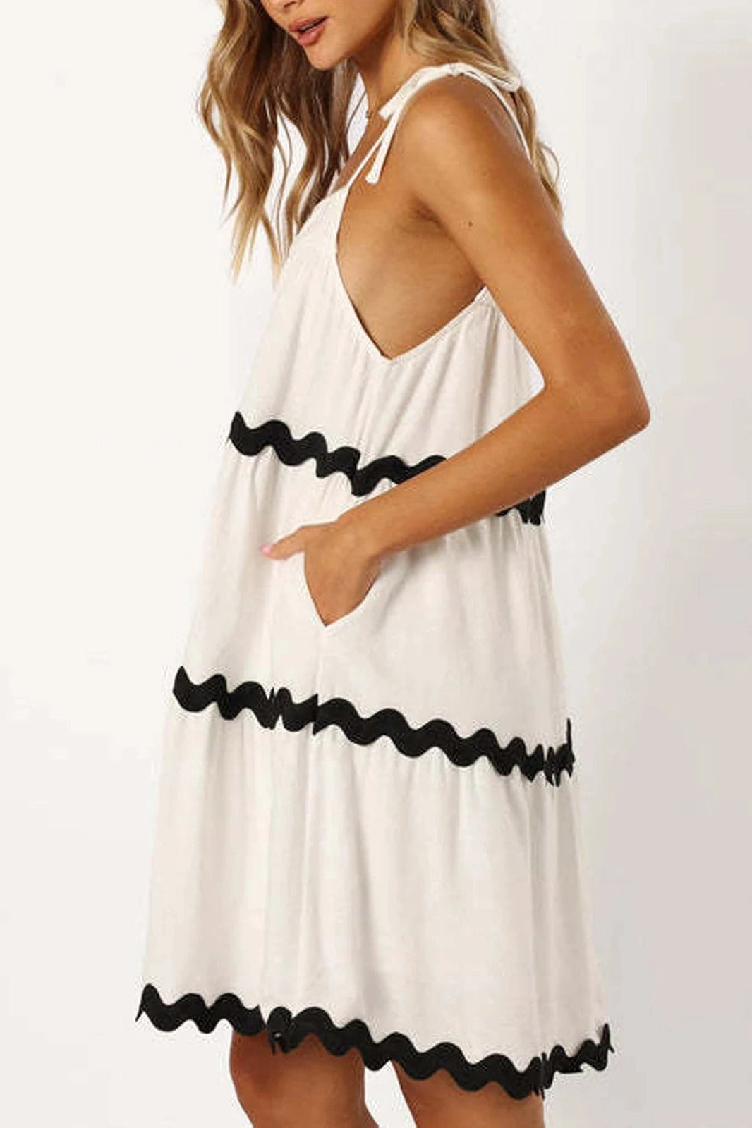 Effortlessly Elegant Dress with a Timeless Design
