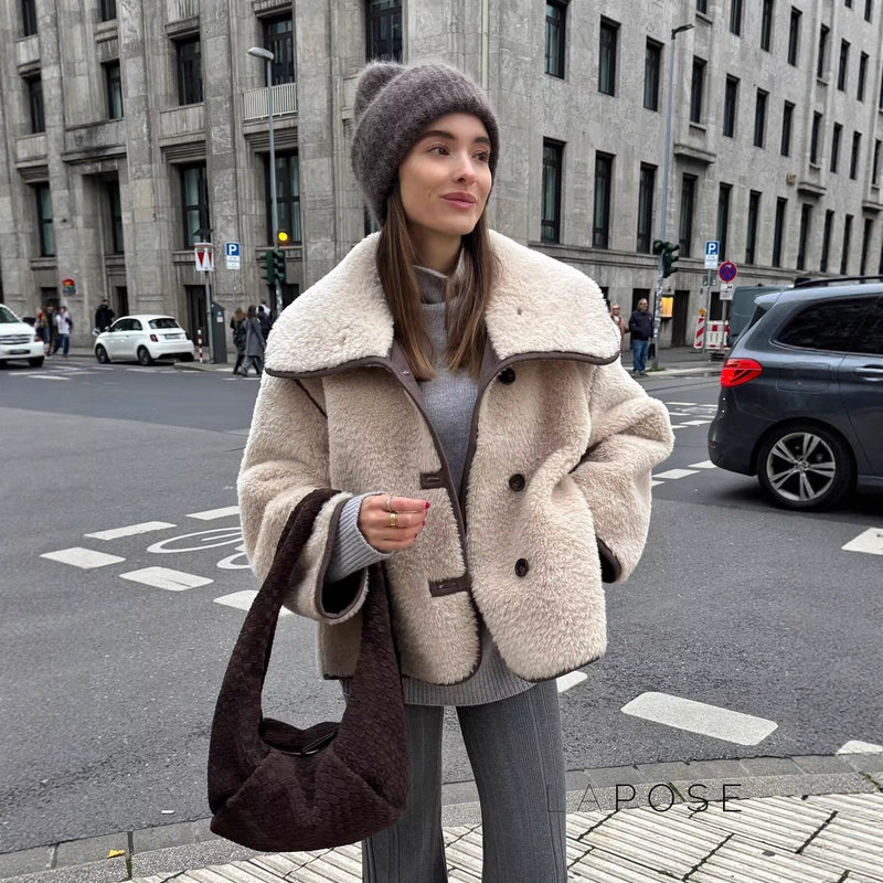 Effortlessly Elegant Coat with a Timeless Design