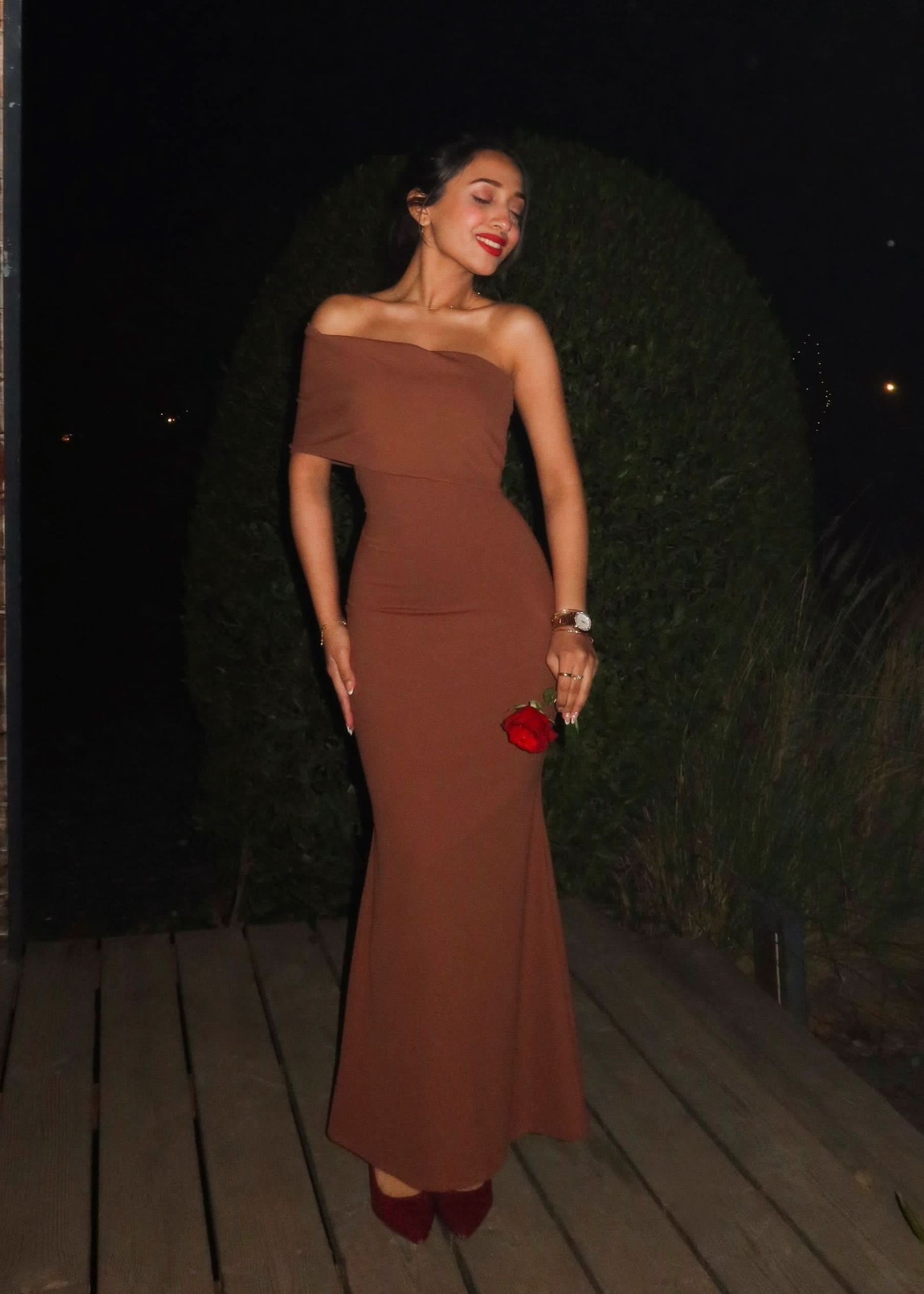 Beautifully Finished Dress in a Timeless Design