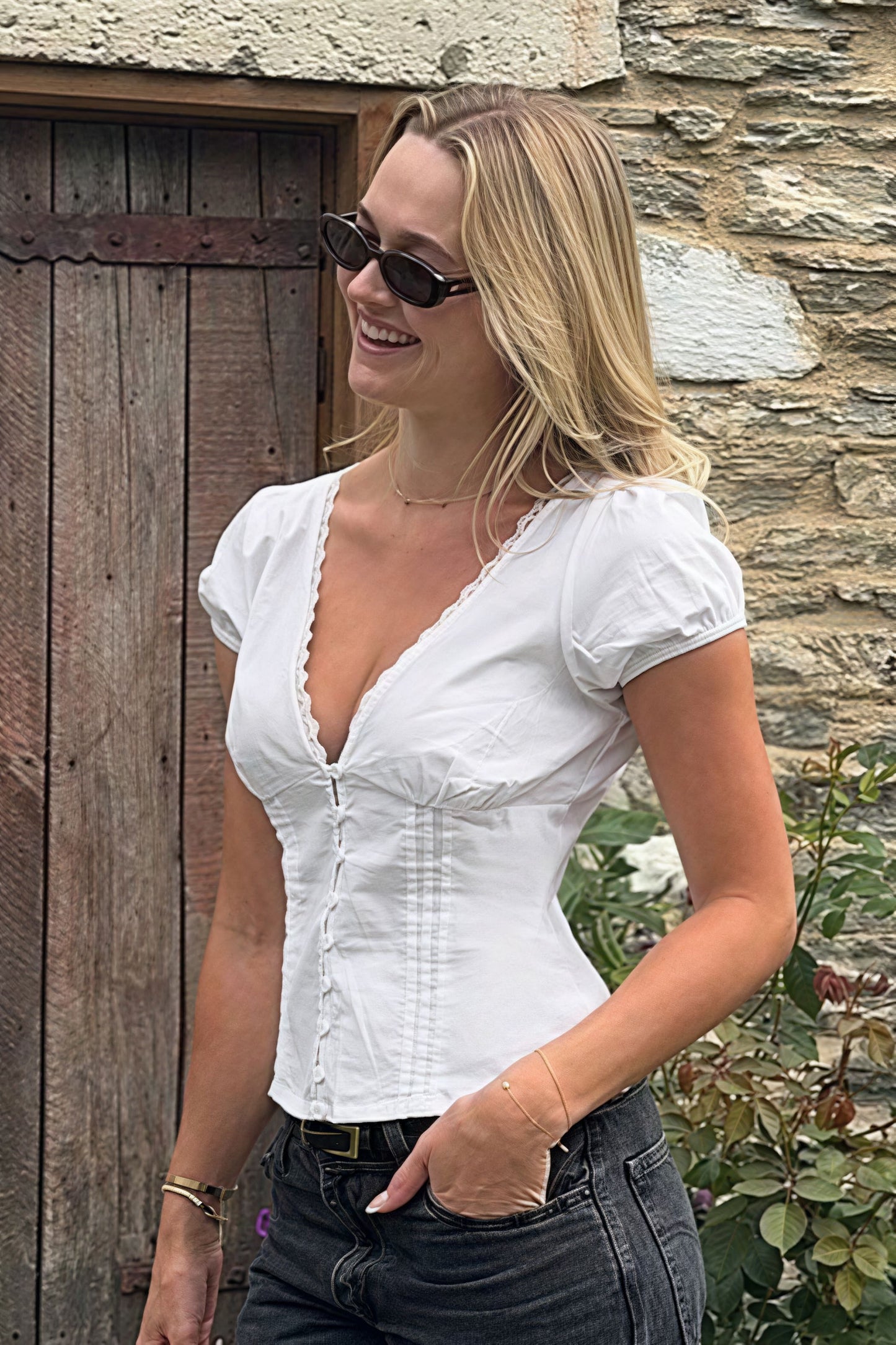 Effortlessly Elegant Blouse with a Timeless Design