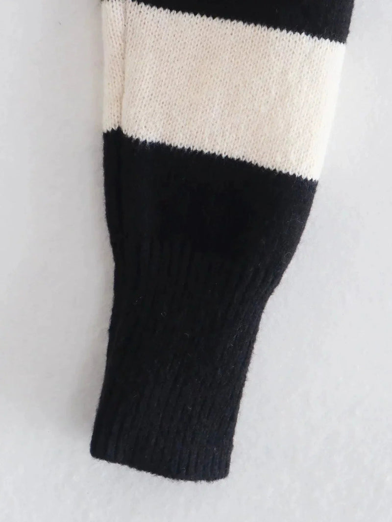 Effortlessly Elegant Sweater with a Timeless Design