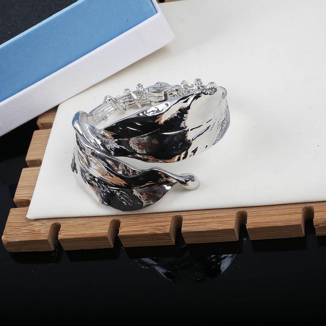 Leaf Motif Gold-plated Bangle