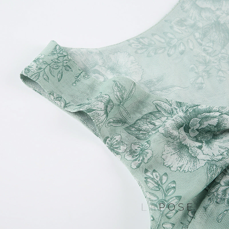 Well Tailored Top with a Graceful Silhouette