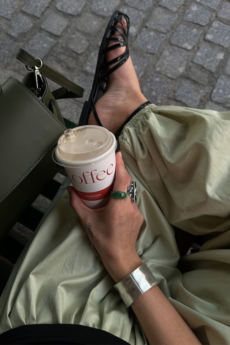 Effortlessly Elegant Pants with a Timeless Design