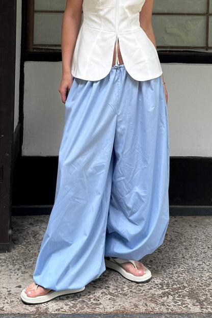 Effortlessly Elegant Pants with a Timeless Design