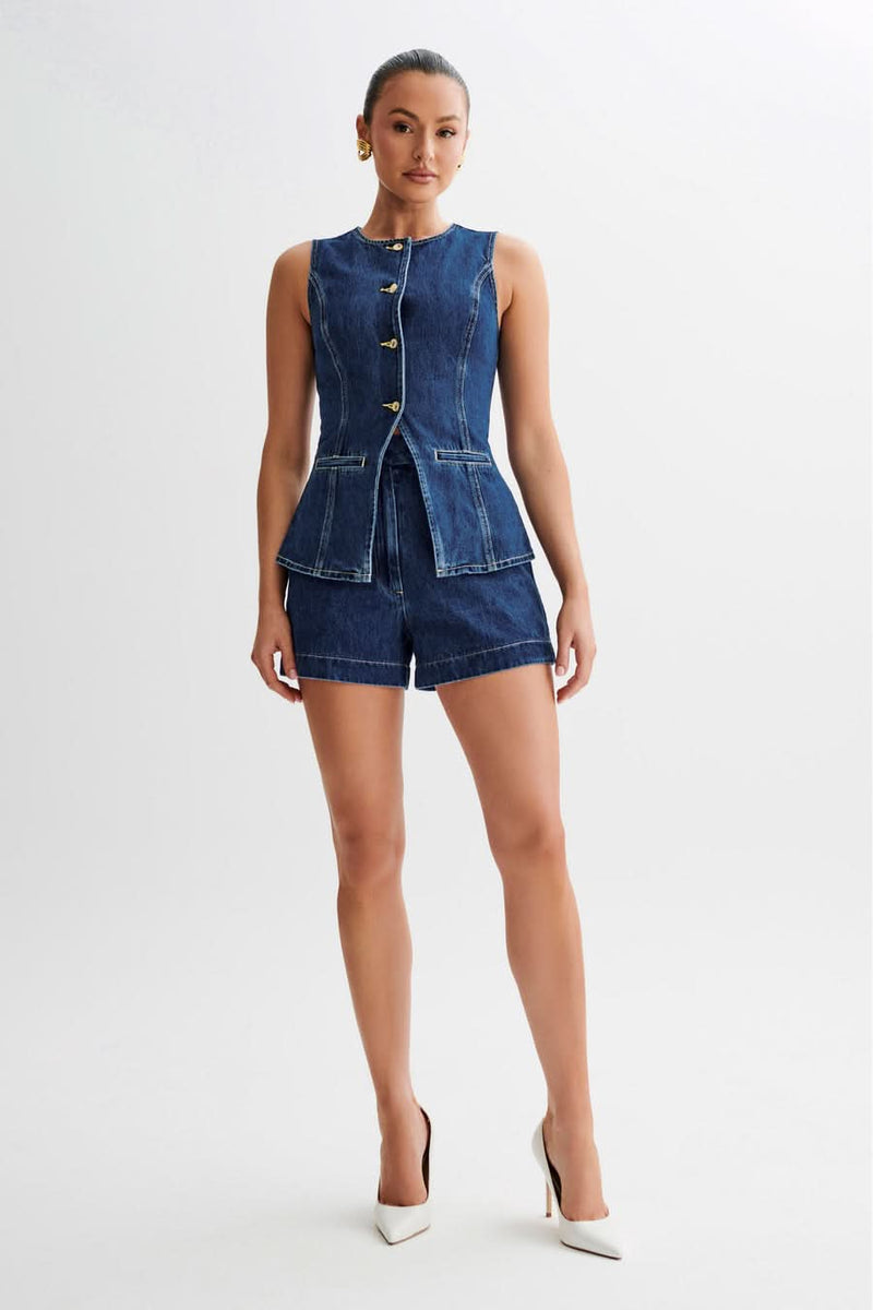 Well Tailored Top with a Graceful Silhouette