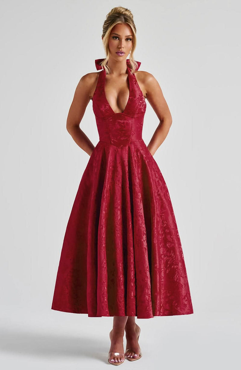 Well Tailored Dress with a Graceful Silhouette