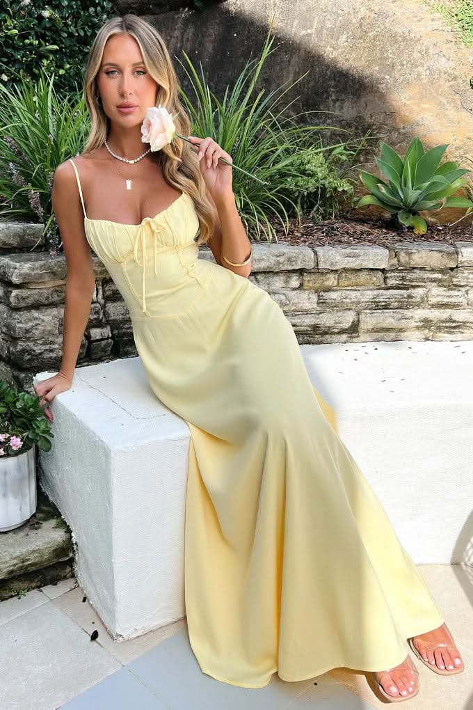 Beautifully Finished Dress in a Timeless Design
