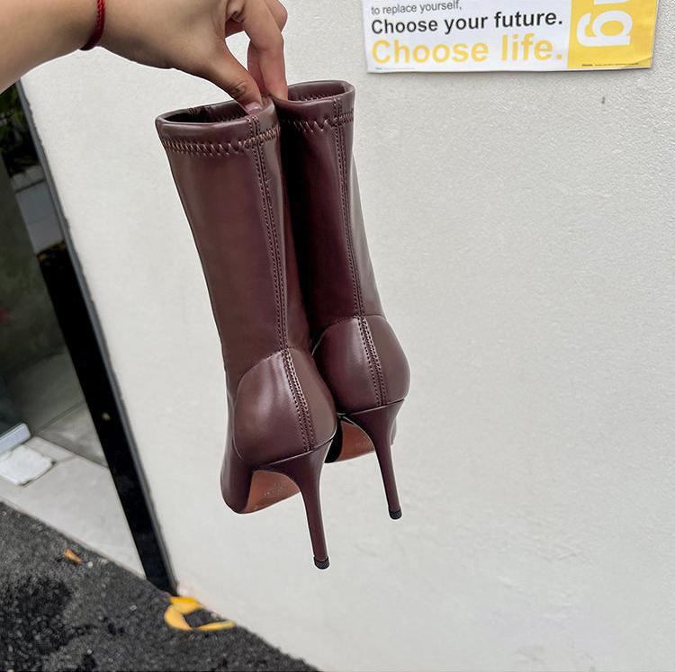 Well Tailored Boots with a Graceful Silhouette