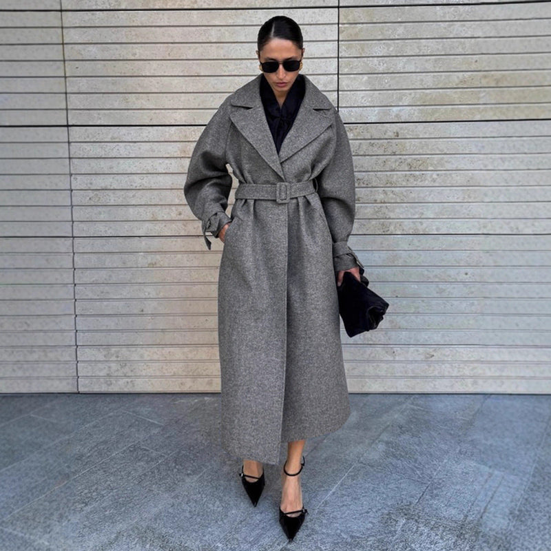 Well Tailored Coat with a Graceful Silhouette