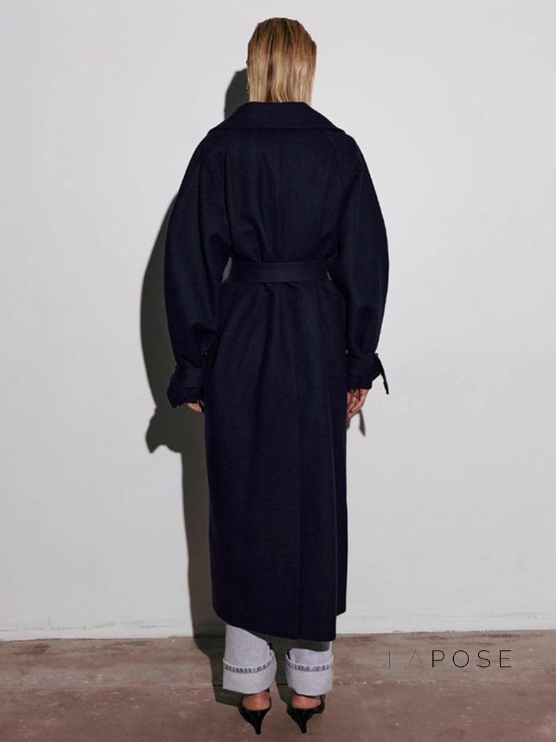 Well Tailored Coat with a Graceful Silhouette