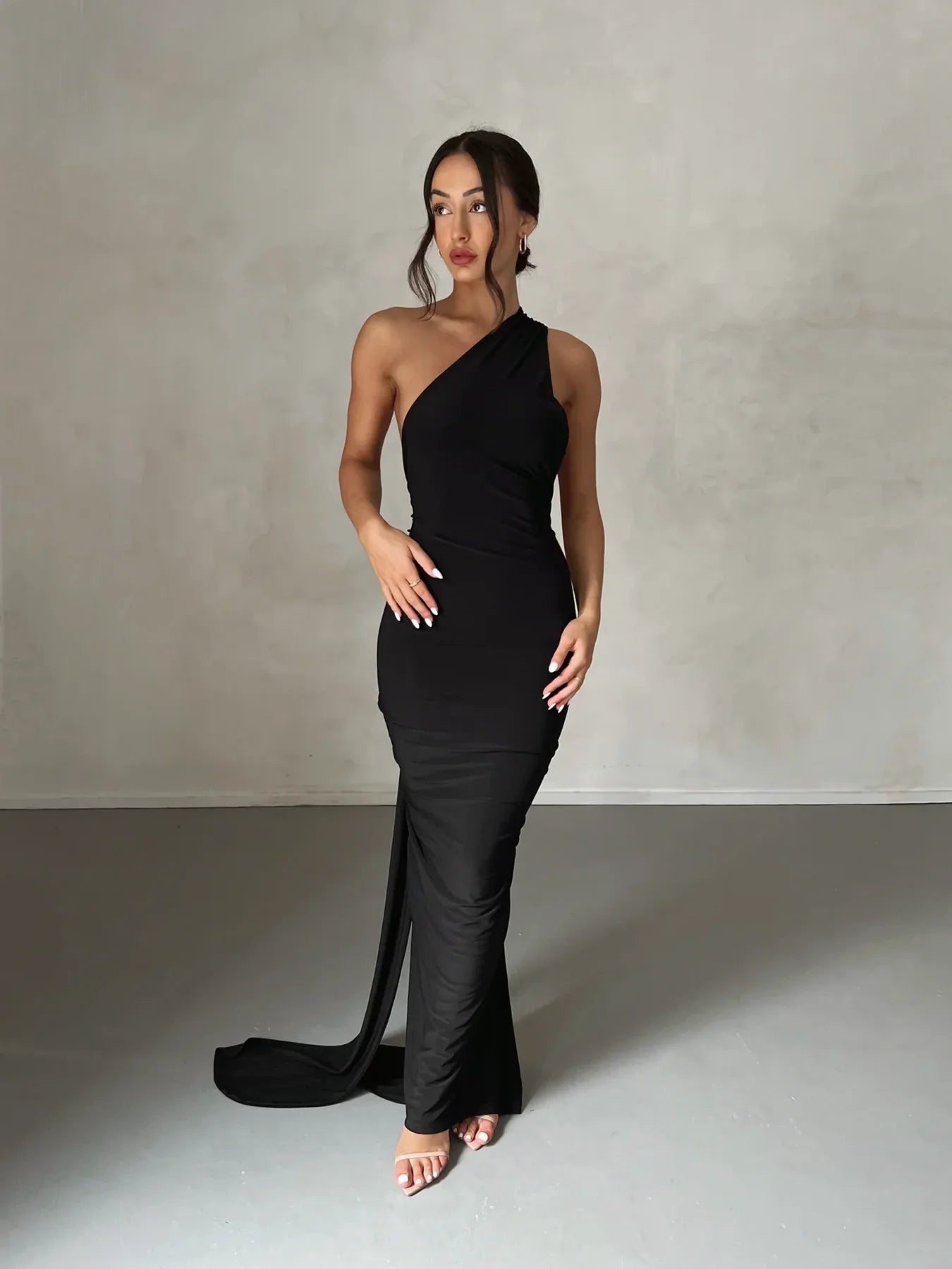 Well Tailored Dress with a Graceful Silhouette