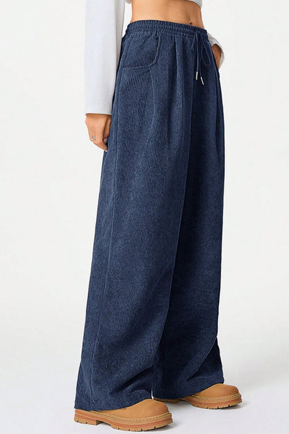 Effortlessly Elegant Pants with a Timeless Design