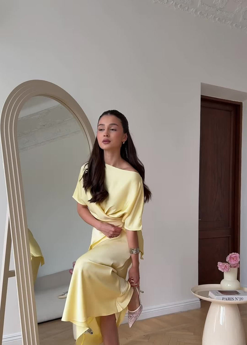 Classic Vintage Blouse with a Flattering Fit