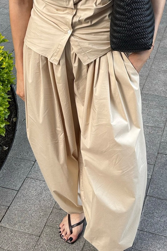 Effortlessly Elegant Pants with a Timeless Design