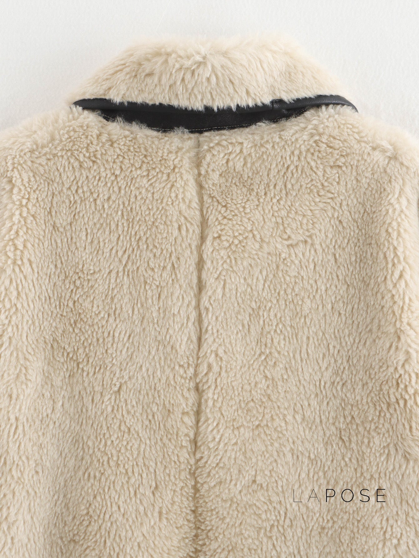 Effortlessly Elegant Coat with a Timeless Design