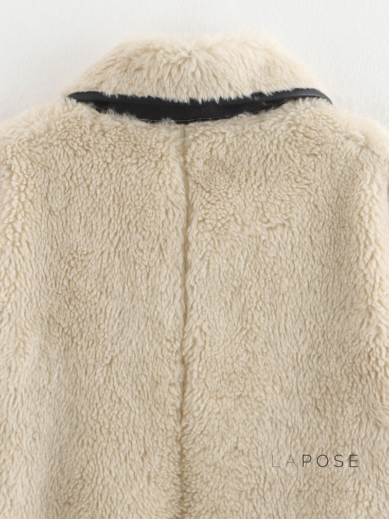 Effortlessly Elegant Coat with a Timeless Design