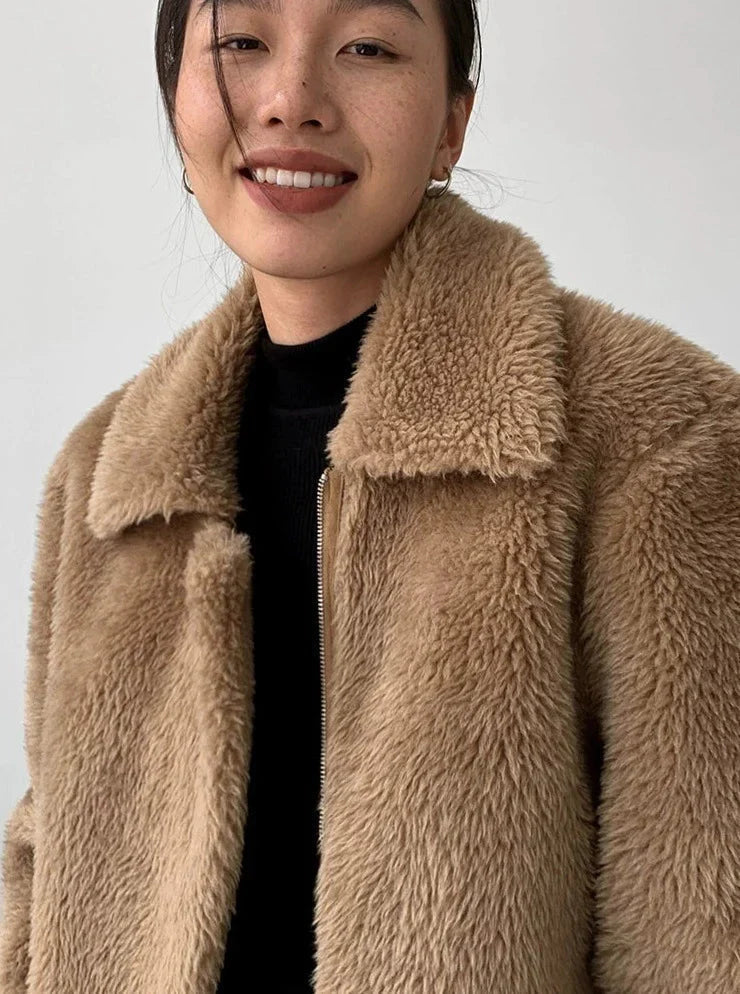 Well Tailored Coat with a Graceful Silhouette
