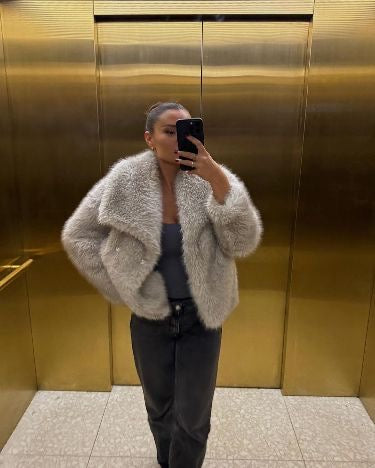 Effortlessly Elegant Jacket with a Timeless Design