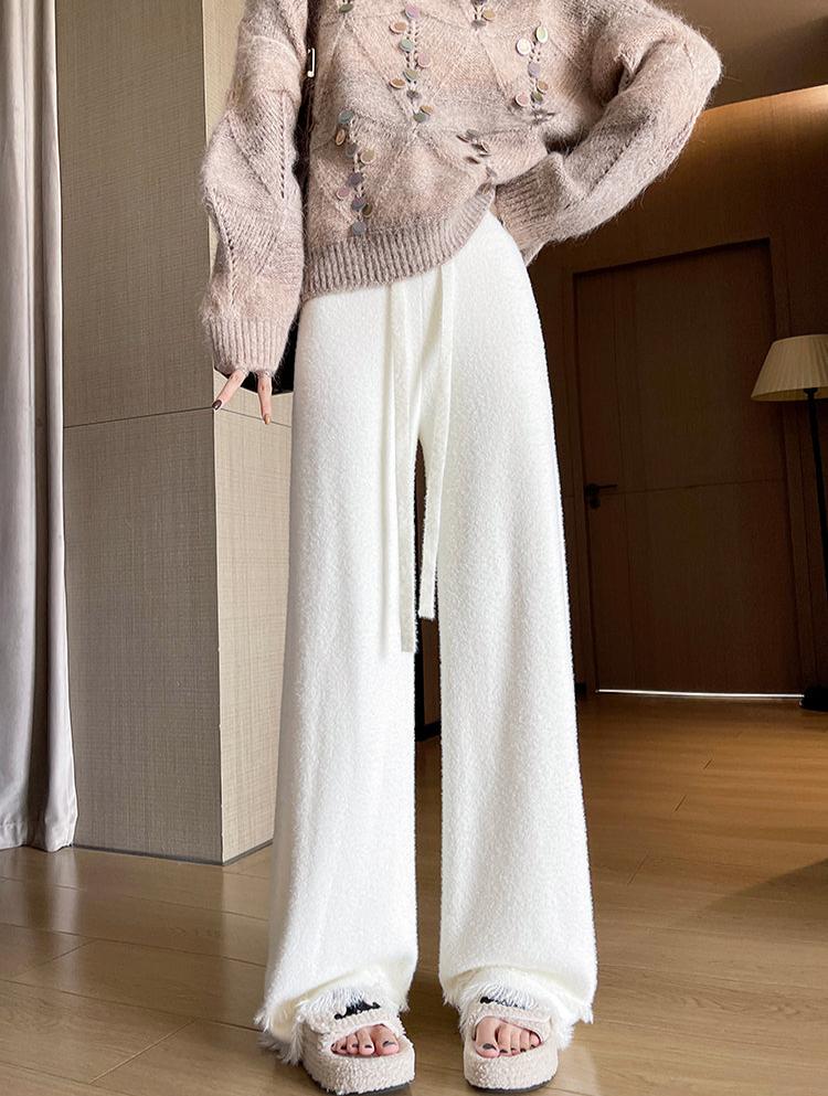 Effortlessly Elegant Pants with a Timeless Design