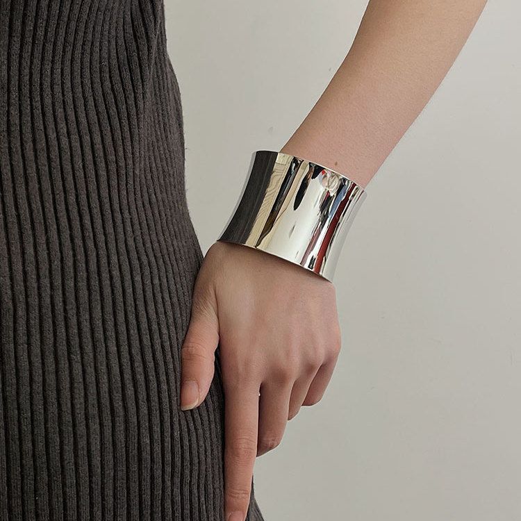 Effortlessly Elegant Garment with a Timeless Design