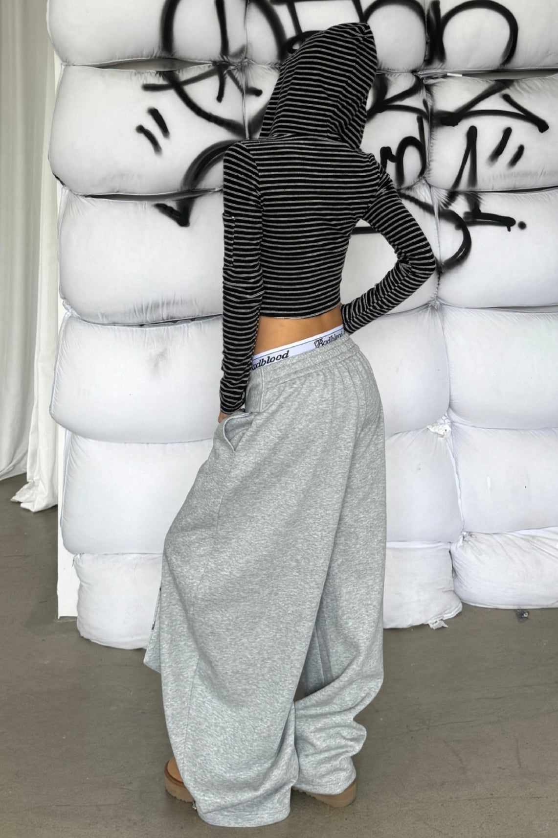 Effortlessly Elegant Pants with a Timeless Design