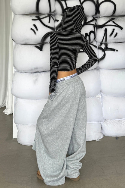 Effortlessly Elegant Pants with a Timeless Design