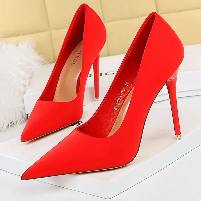 Effortlessly Elegant Heels with a Timeless Design
