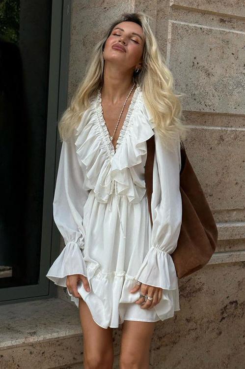 Effortlessly Elegant Dress with a Timeless Design