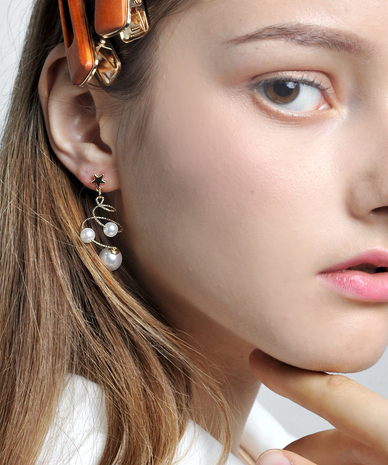 Vogue White Copper Pearl Star Screw Drop Earrings