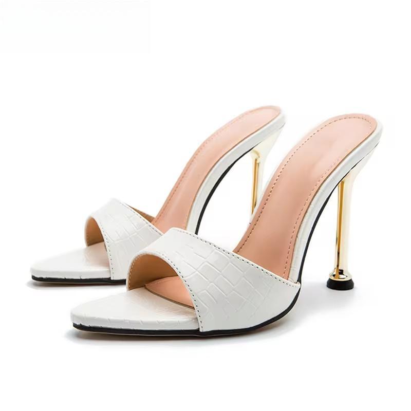 Well Tailored Sandals with a Graceful Silhouette