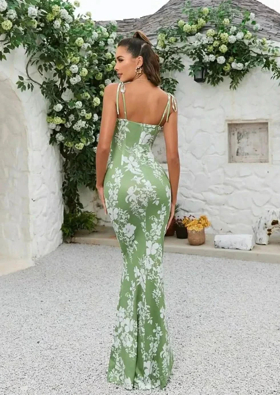 Well Tailored Dress with a Graceful Silhouette