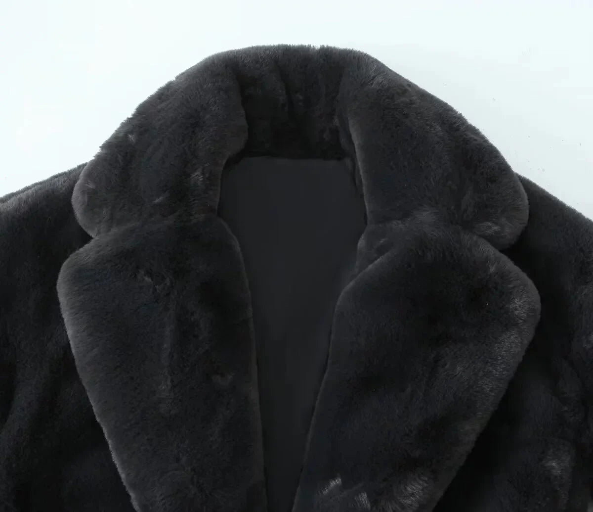 Effortlessly Elegant Coat with a Timeless Design