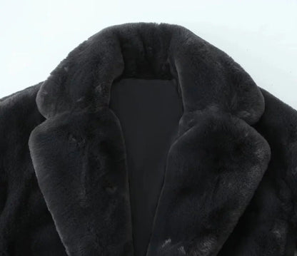 Effortlessly Elegant Coat with a Timeless Design