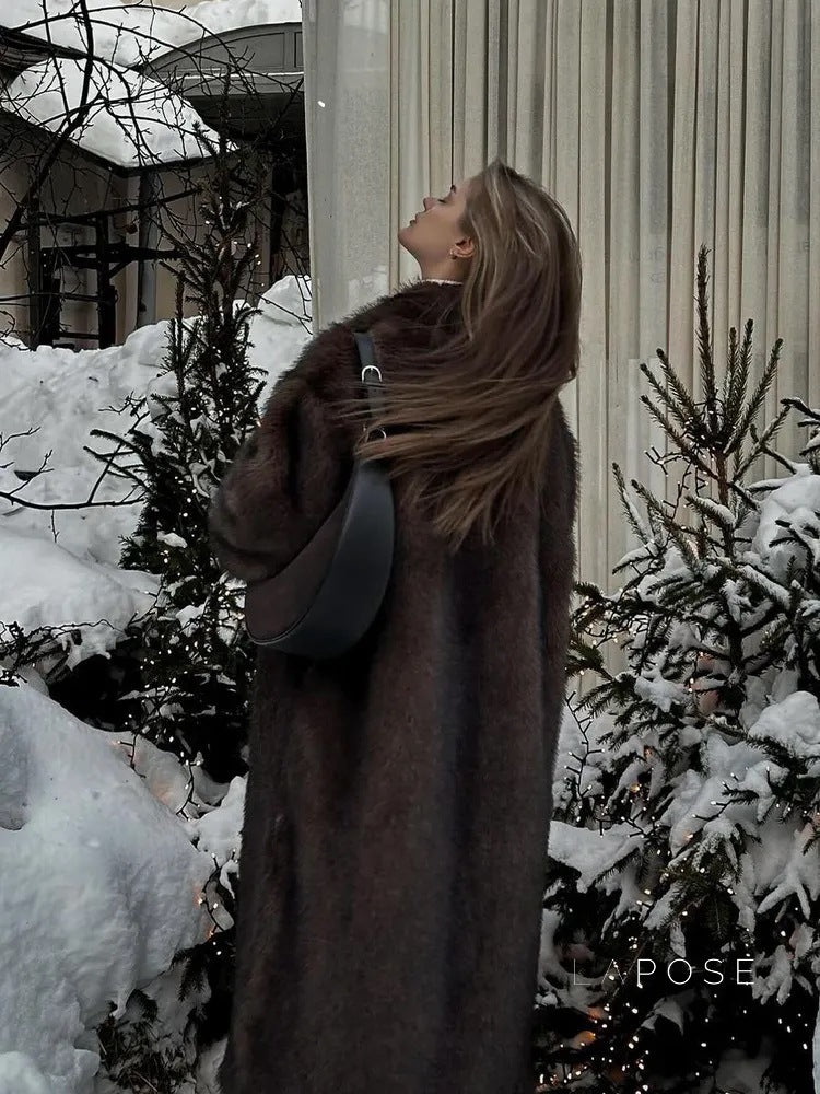 Well Tailored Coat with a Graceful Silhouette