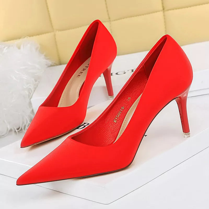 Effortlessly Elegant Heels with a Timeless Design