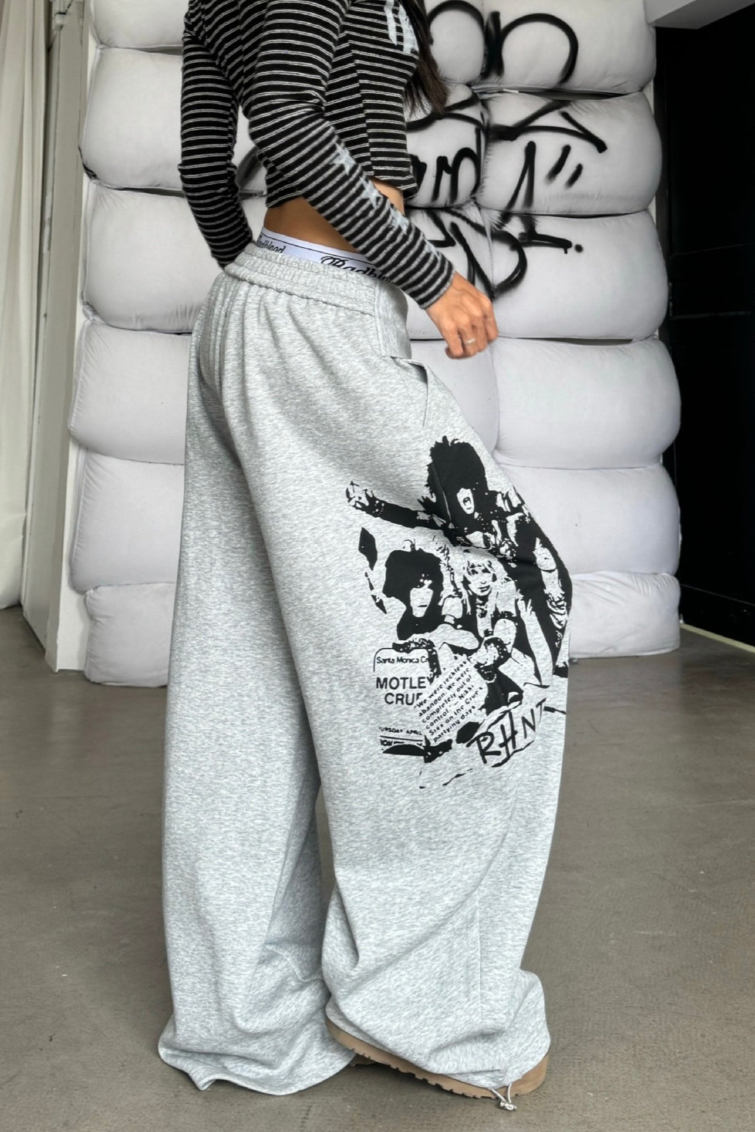 Effortlessly Elegant Pants with a Timeless Design