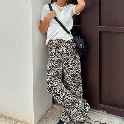 Effortlessly Elegant Pants with a Timeless Design