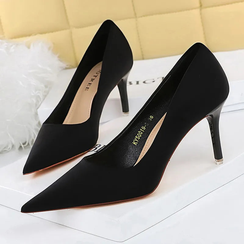 Effortlessly Elegant Heels with a Timeless Design