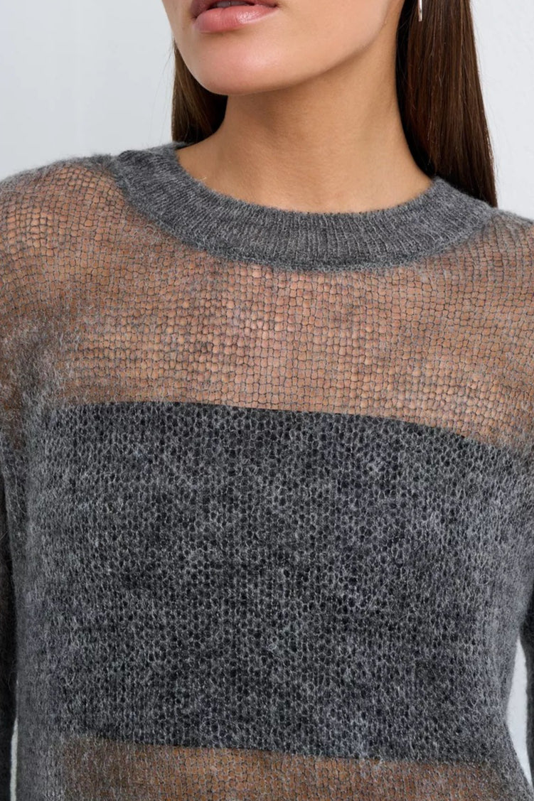 Well Tailored Blouse with a Graceful Silhouette