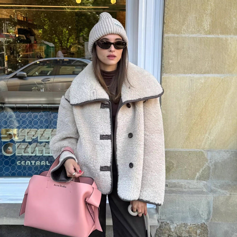 Effortlessly Elegant Coat with a Timeless Design